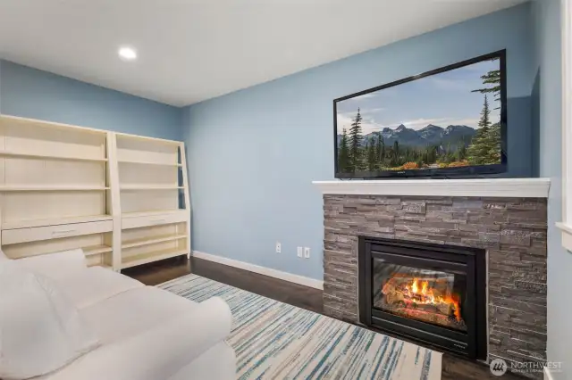 Cottage Living Space w/ Natural Gas Fireplace~