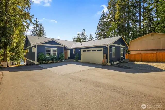 Massive Parking and Main Floor Living~