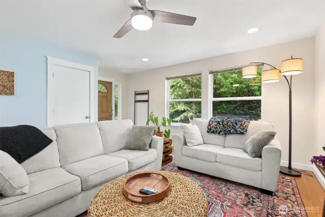 Unit 4646 living room