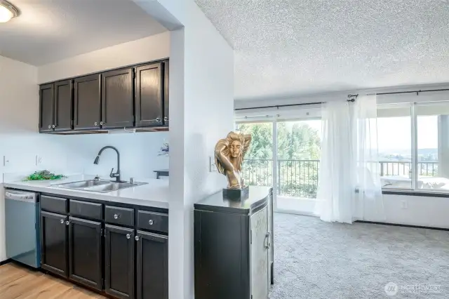 Round the corner to the main living space