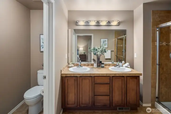 Primary en-suite bath