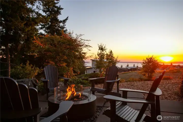 Gather around the gas fire pit with friends and family while you enjoy nightly sunsets.