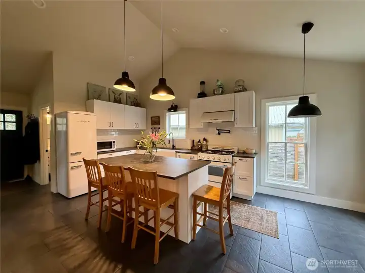 Beautiful ceramic tile floors throughout the kitchen, in kitchen dining area and entry.
