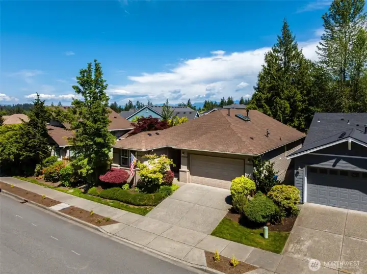 Spacious 2 bedrooms plus den.  Soaring ceilings, open concept floor plan with island kitchen.