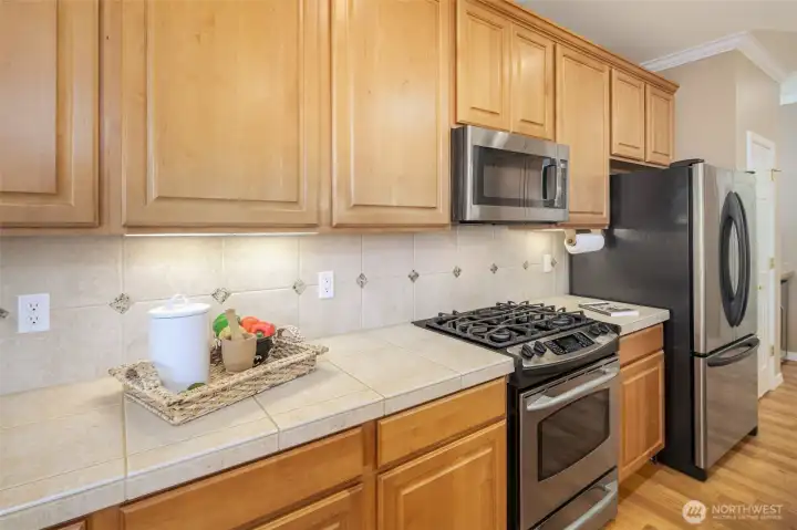 Lots of counter and cabinet space!