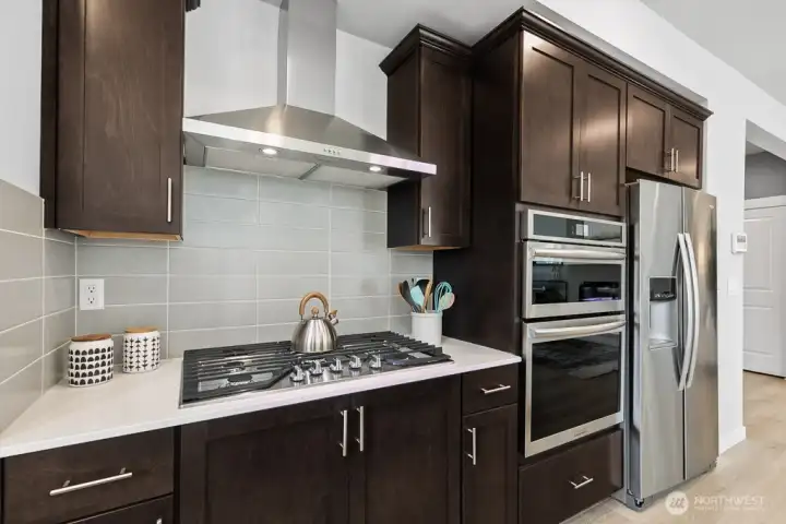 5 piece gas burning cook top. Photo rendering is representational and may be virtually staged. Actual home is under construction and finishes, elevation, and paint colors may vary. See site agent for details.