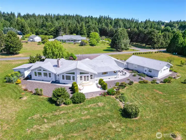 2620 Sq ft Estate on shy 5 acres. 2620 Sq ft Estate on shy 5 acres.