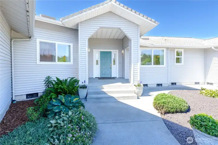Grand entry with mature landscaping. Grand entry with mature landscaping.