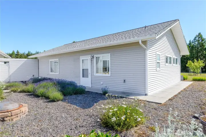 Outside separate entrance to extra room behind detached shop. Outside separate entrance to extra room behind detached shop.