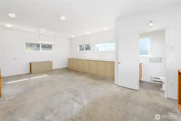 Behind shop extra room with 1/2 bath. Behind shop extra room with 1/2 bath.