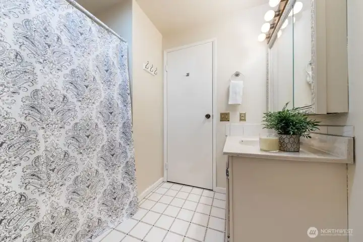 Full bathroom on the upper level hallway