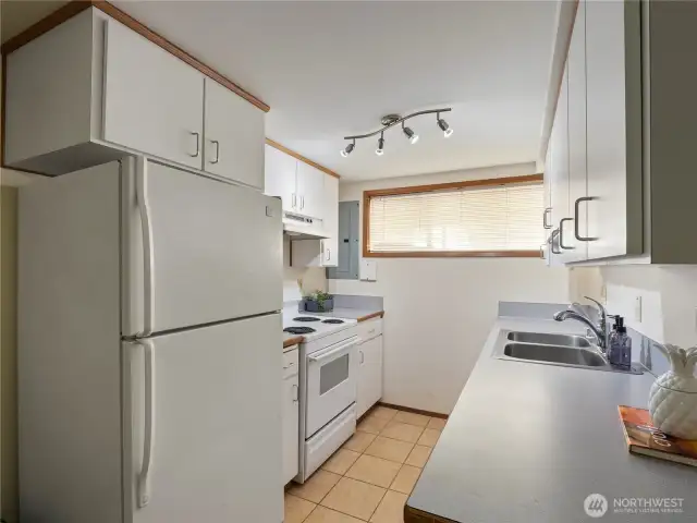 Another view of the kitchenette.