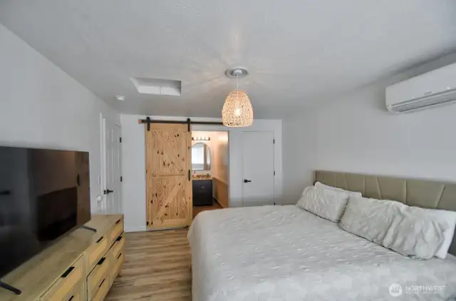 Large primary with en suite