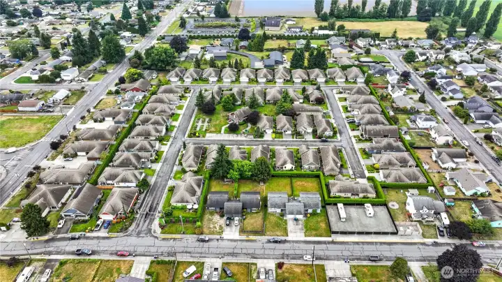 Look at this great community of Farmington Square!