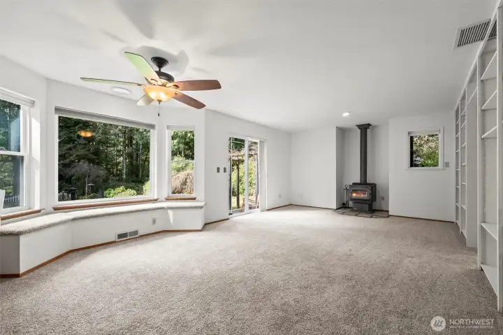 Breakfast nook and livingroom