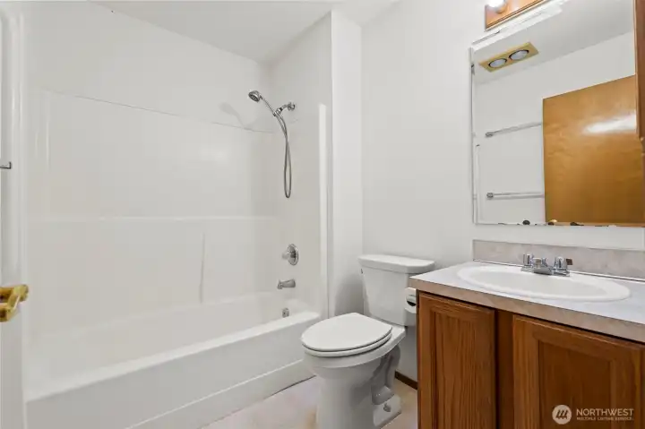 Upstairs hall full bath