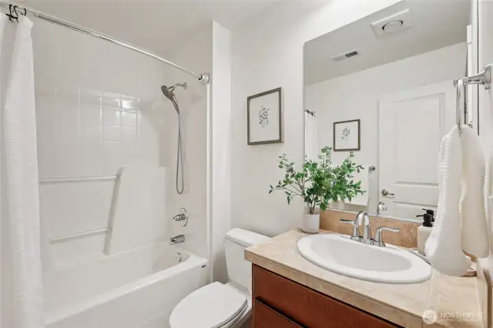 Upstairs full guest bathroom.