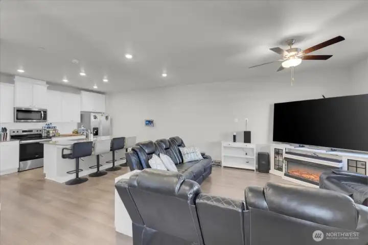 Spacious living area that is great for entertaining.