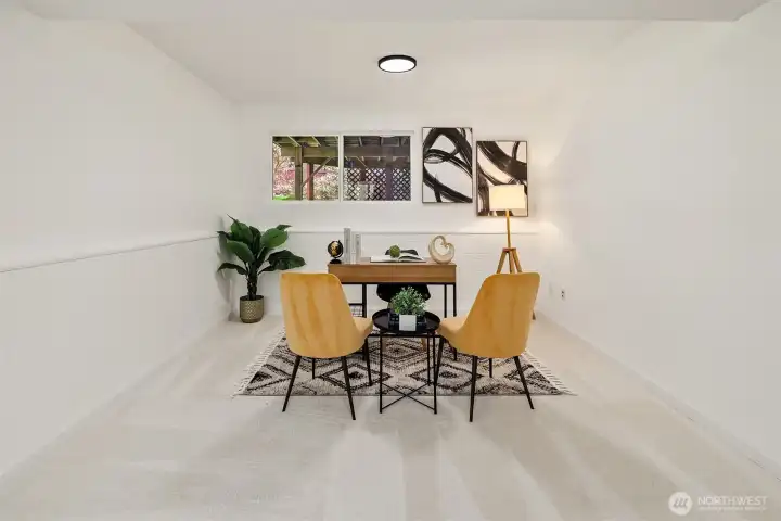 Large lower level bonus room/flex space