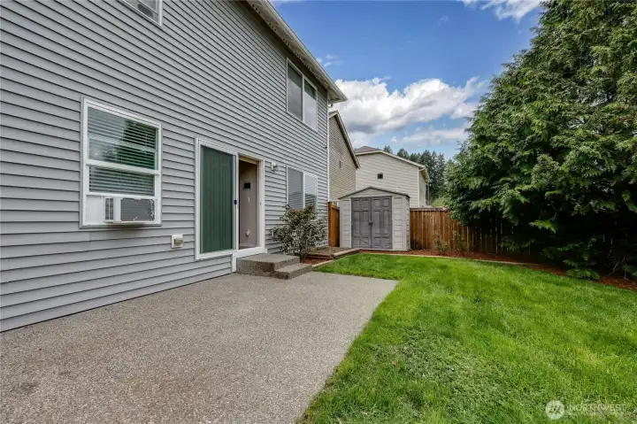 Lovely fully fenced sunny yard