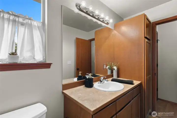 Big bathroom mirror and lots of storage/linen