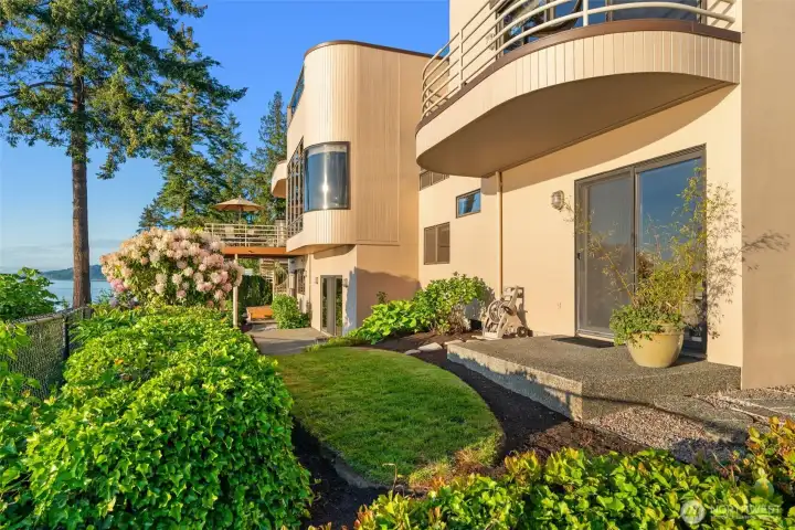 Beautifully landscaped grounds.