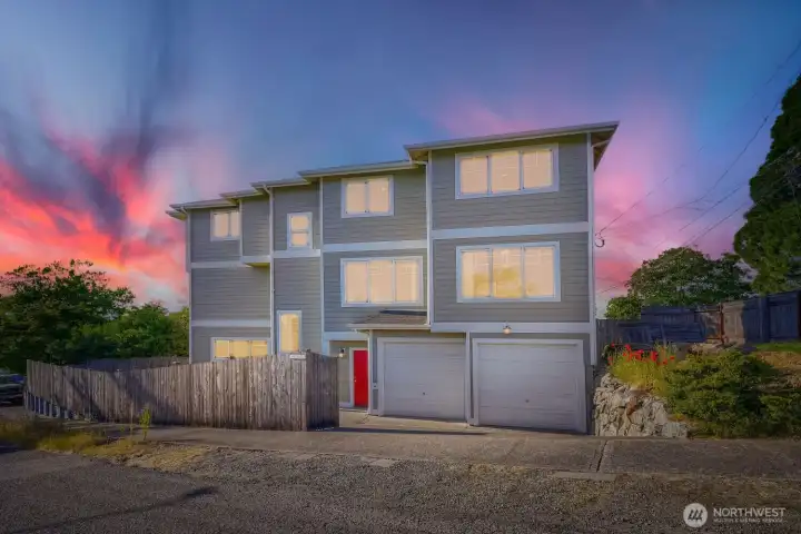 Welcome in to the 2007 build home conveniently located between McKinley and Lincoln District!