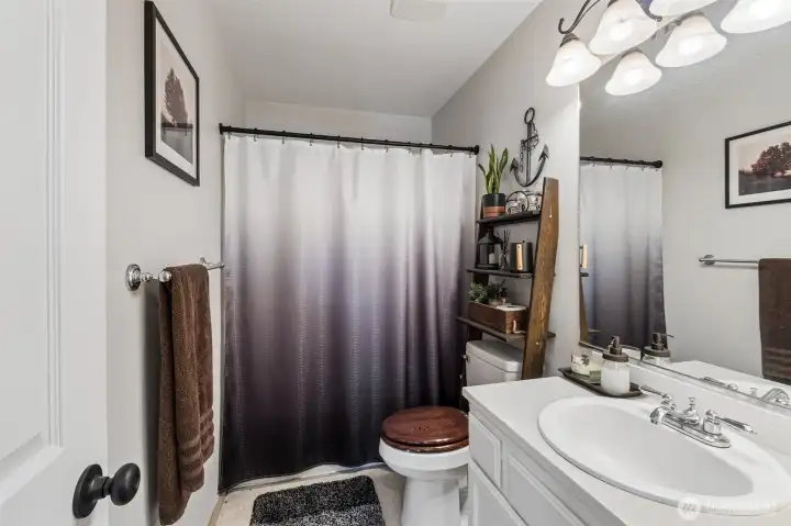 Upstairs guest bathroom with convenient access to all bedrooms. Upstairs guest bathroom with convenient access to all bedrooms.