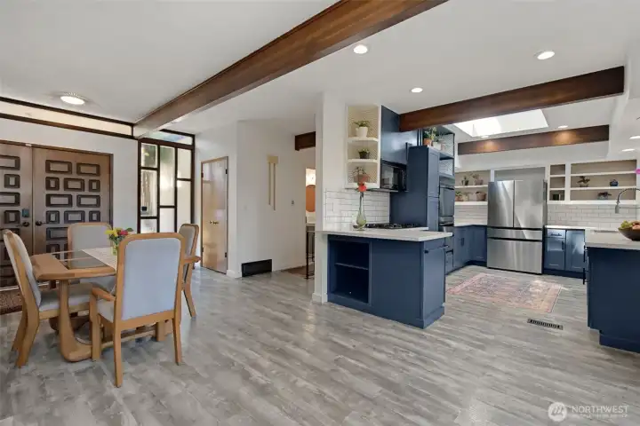 Entry way, open to kitchen and eating area Entry way, open to kitchen and eating area