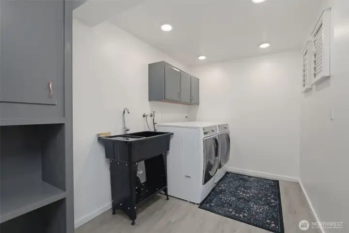 Laundry room/with laundry shoot Laundry room/with laundry shoot