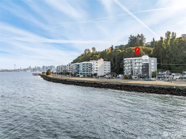 Enjoy your own piece of paradise on Alki! Minutes to the beach, restaurants & boutiques.