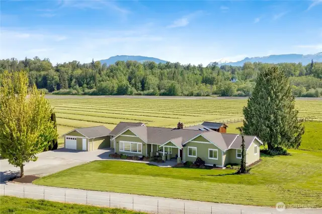 Welcome to 7075 Worline Road in beautiful Bow! Surrounded by farm fields and with views of the mountains...including Mount Baker!