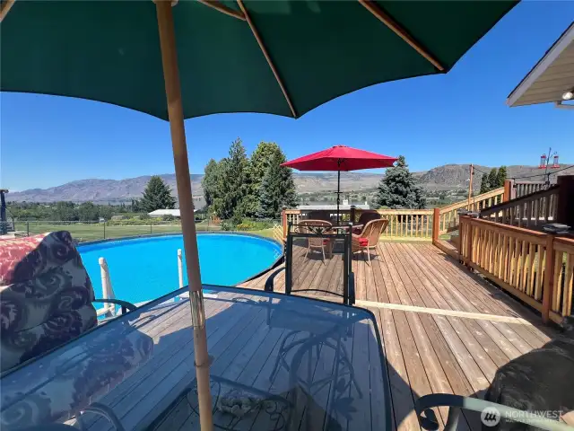 Deck w/ pool