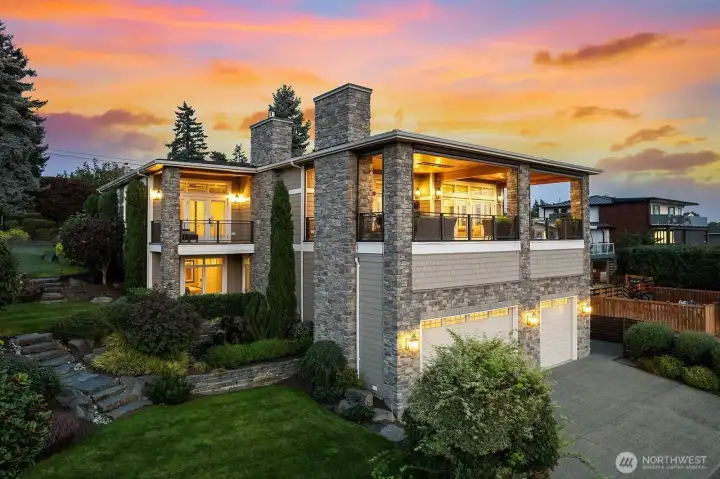 Custom home w/Lake Washington views!