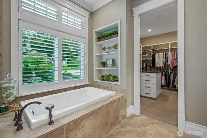 Jetted tub & walk-in closet