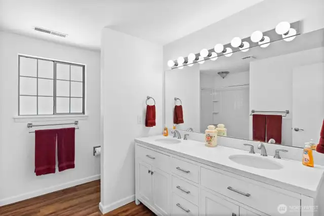 Full bath (upper)
