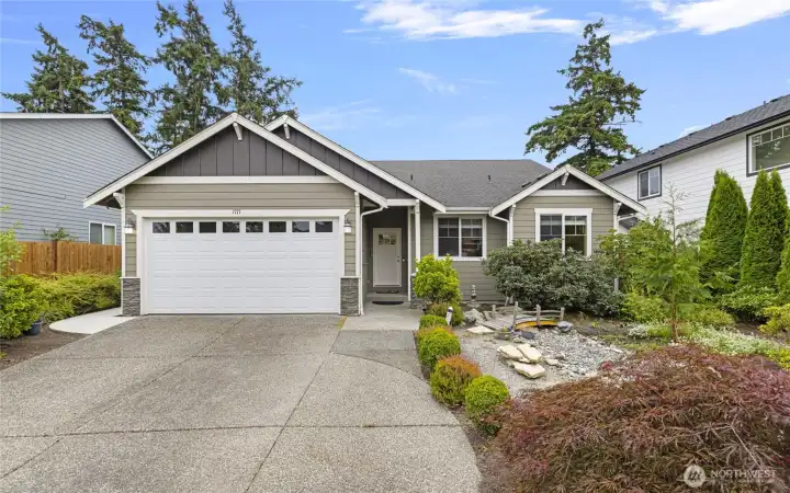 One level on a nice level lot in a super location to I-5, schools, medical, pickleball courts and Hillcrest Park!