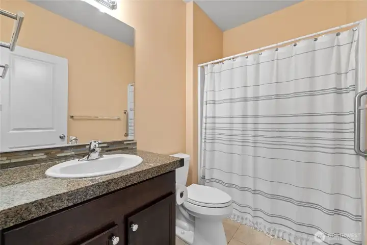 Full bathroom in the hall