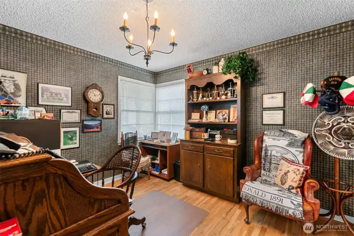 Office/ 2nd main floor bedroom