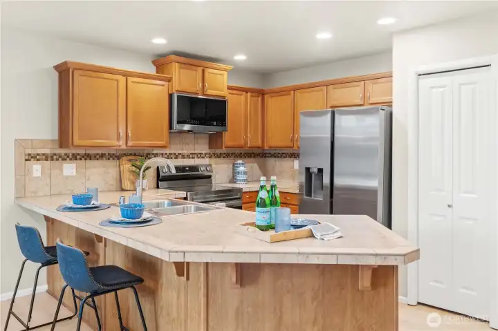 Large Breakfast Bar