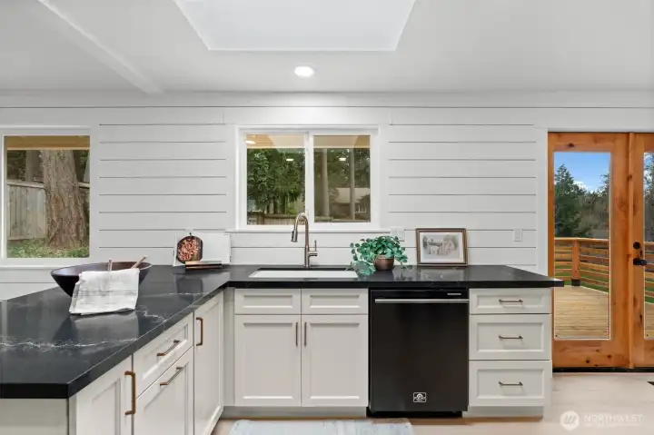 With excellent cabinetry storage and vast countertop space, this layout prioritizes spatial efficiency and surface area for any of your cooking needs.