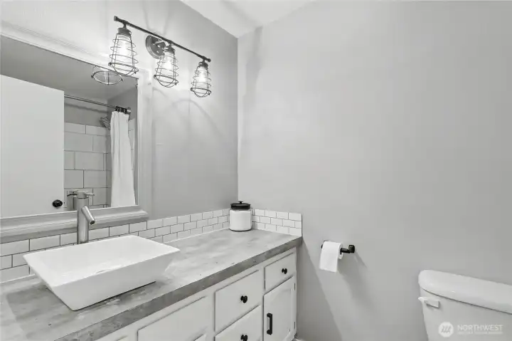 Kids/guest updated full bath.