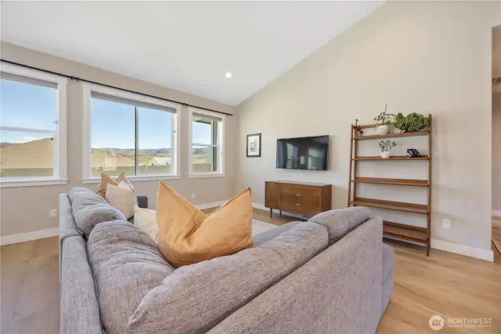 Ample livingroom