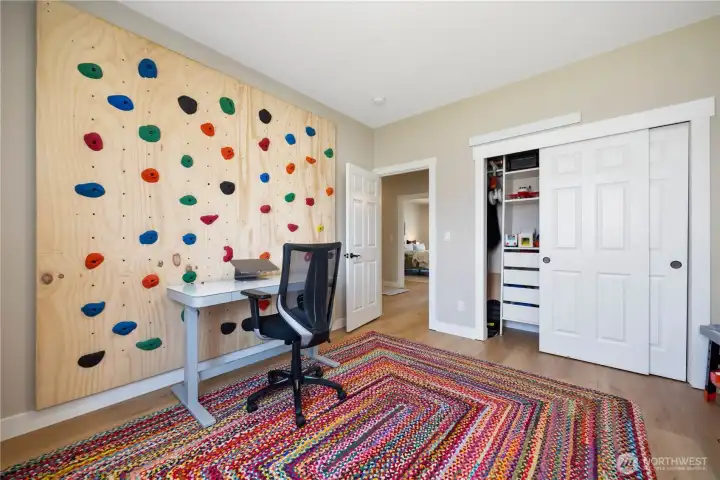 Guest bedroom 2 with closet built-ins (climbing wall can be removed)