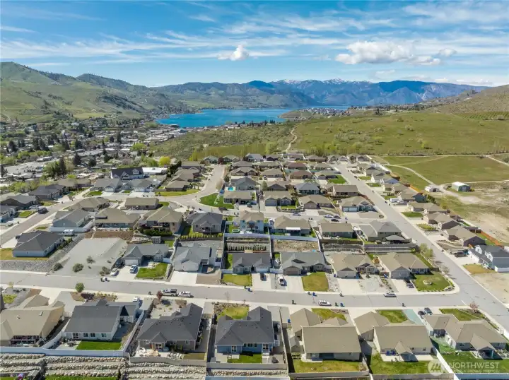 Walking distance to downtown chelan & lake access.