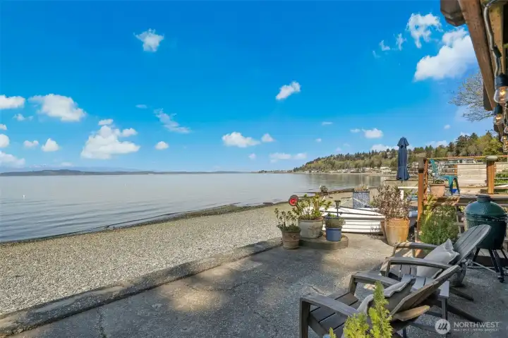 Vast beach- perfect for collecting driftwood + sea glass.
