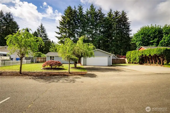 GREAT CURB APPEAL AND TONS OF NEIGHBORS OUT WALKING THEIR DOGS...VERY FRIENDLY FOLKS
