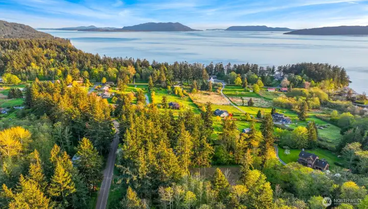 Minutes from the ferry landing for easy access Minutes from the ferry landing for easy access
