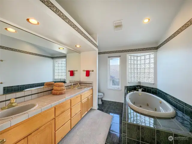 PRIMARY BATH/JETTED TUB/DOUBLE SINKS