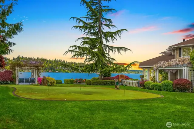 Step outside to your mini golf course!